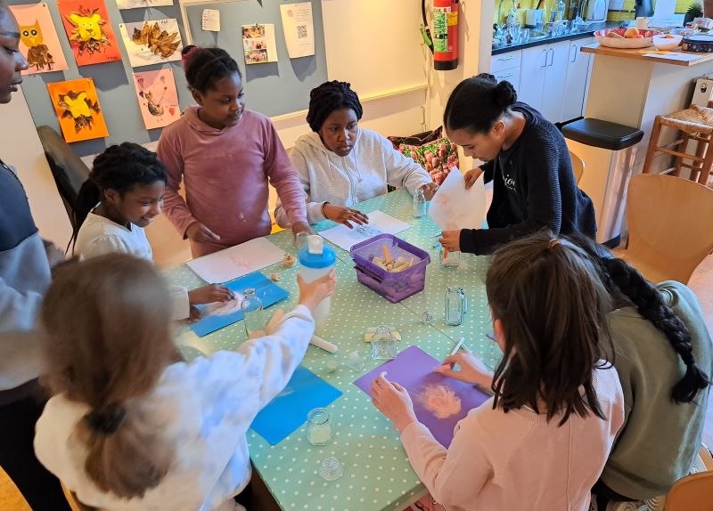 Kinderen knutselen samen bij Het Anker